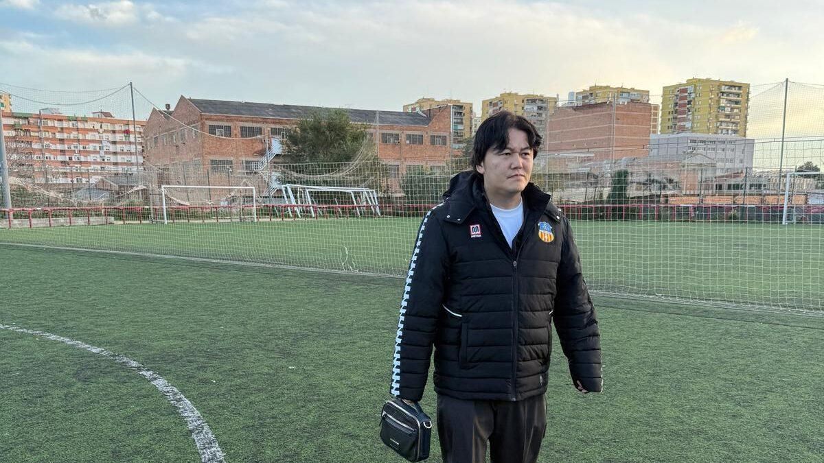 El presidente de la UE Sant Andreu, Taito Suzuki, en el campo del AISS