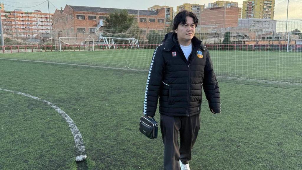 El president de la UE Sant Andreu, Taito Suzuki, al camp de l'AISS