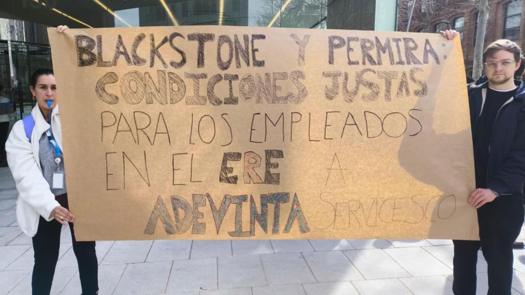 Trabajadores de Adevinta concentrados frente a su sede en Barcelona