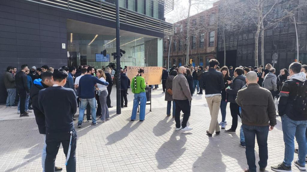 Trabajadores de Adevinta concentrados ante su sede en Barcelona