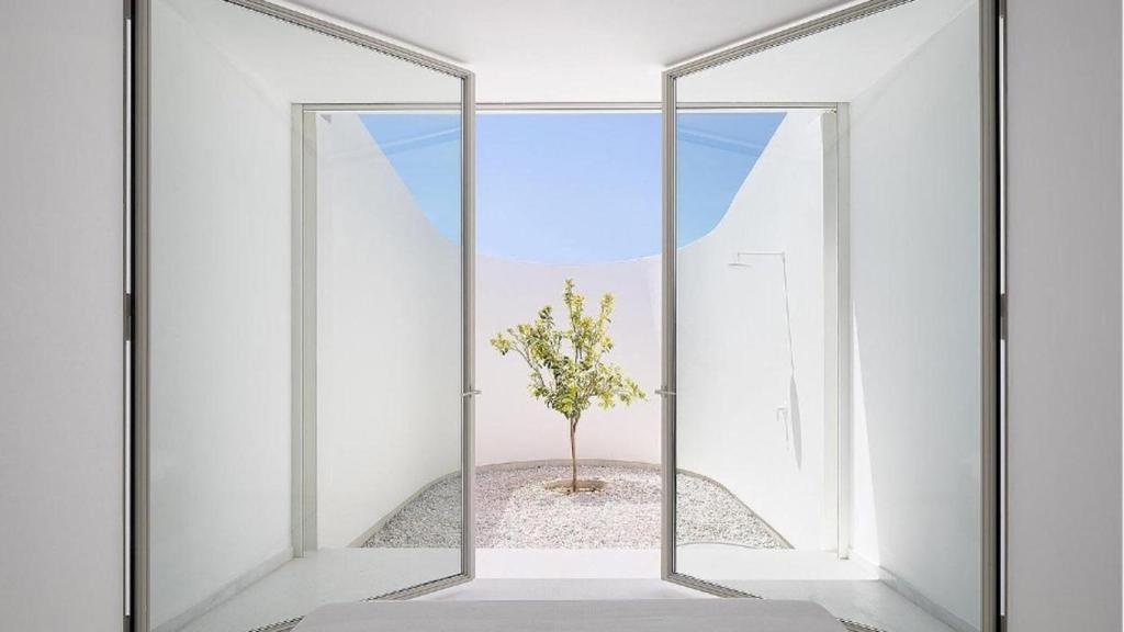 Doble puerta de cristal con perfiles de acero