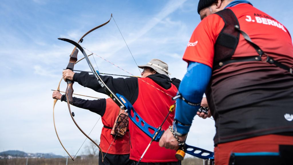 Diversos jubilats practiquen el tir amb arc a Sant Joan Despí