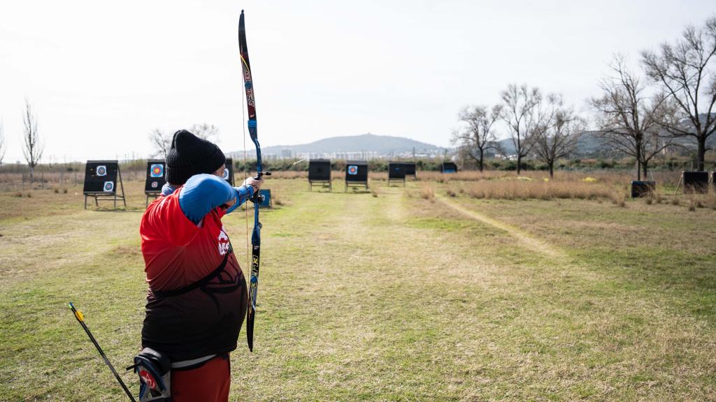 Un tirador practica el tiro con arco en Sant Joan Despí