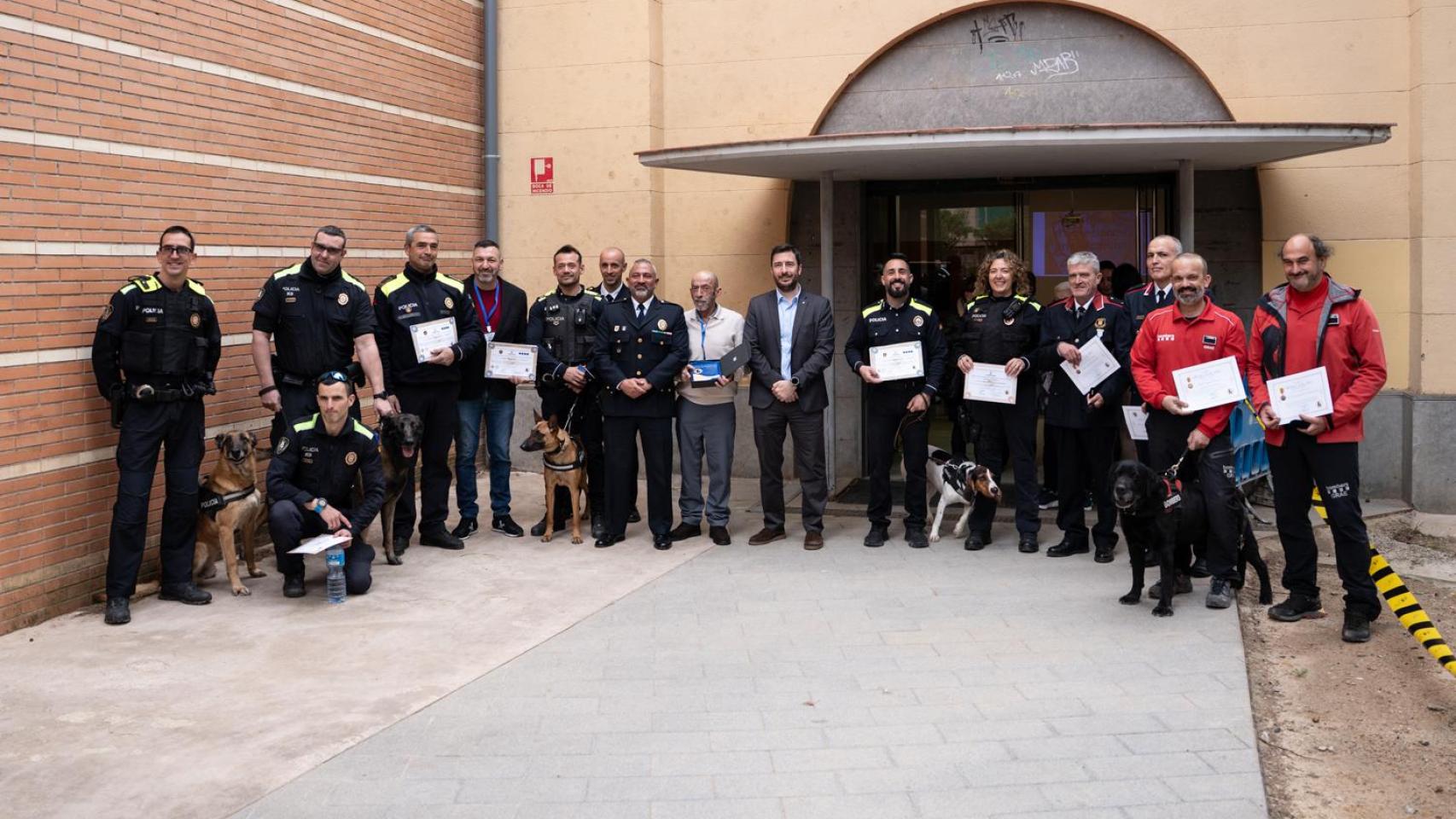 Clausura del curso de especialización de la AGCPLCAT con la entrega de medallas al mérito para agentes y canes