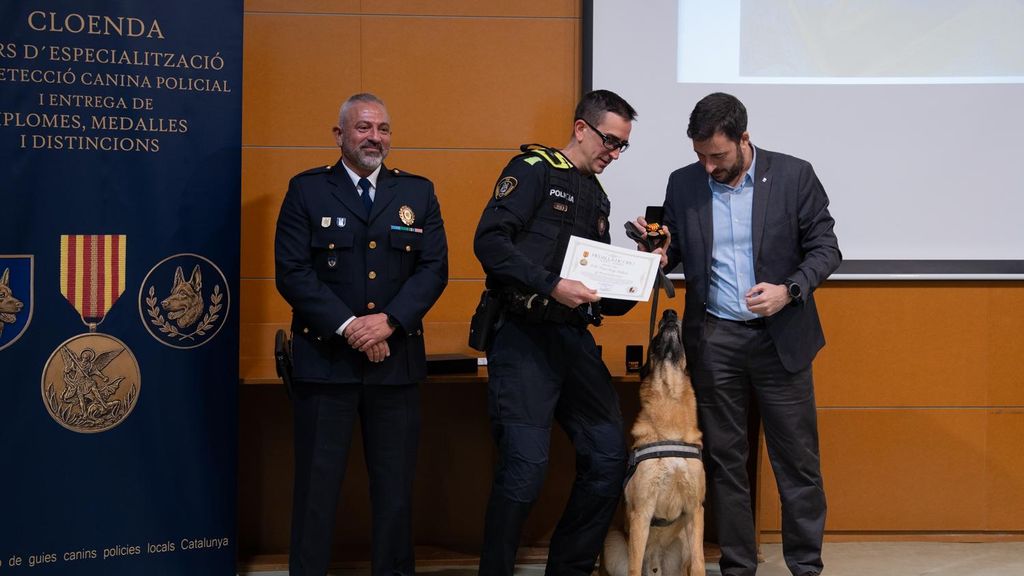 Cloenda del curs d'especialització de l'AGCPLCAT amb el lliurament de medalles al mèrit per a agents i gossos
