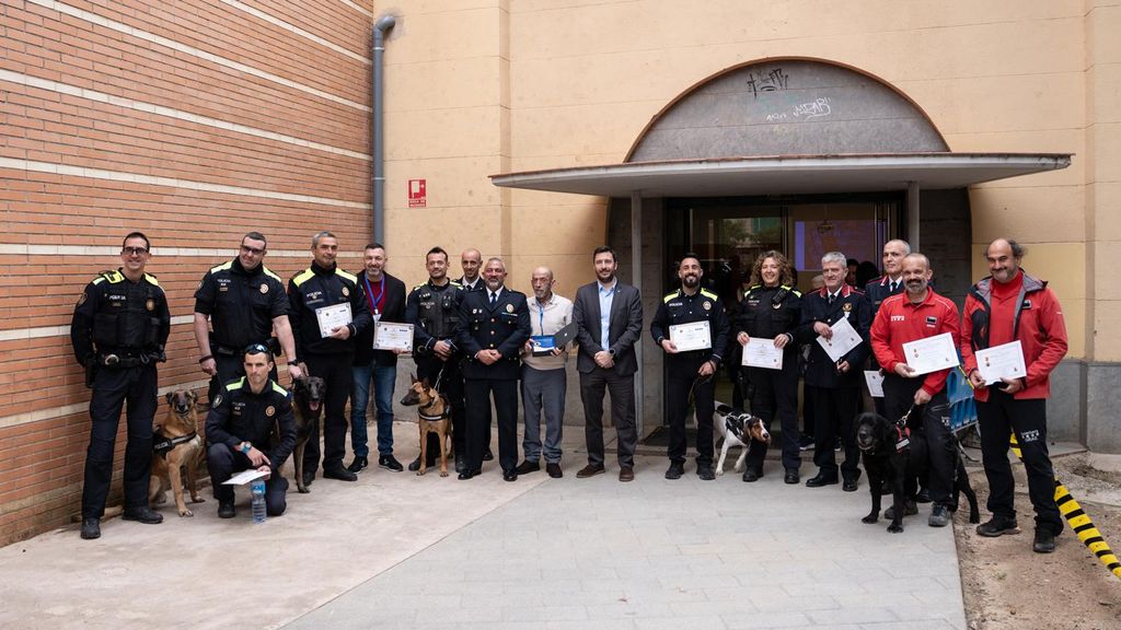 Clausura del curso de especialización de la AGCPLCAT con la entrega de medallas al mérito para agentes y canes