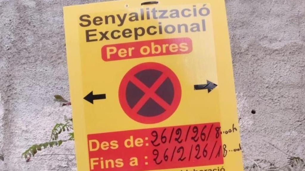Cartell d'obres de l'Ajuntament de Barcelona instal·lat al parc, entre els districtes d'Horta-Guinardó i Nou Barris