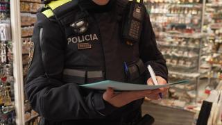 Una redada destapa 400 infracciones y cierra cinco locales en Barcelona