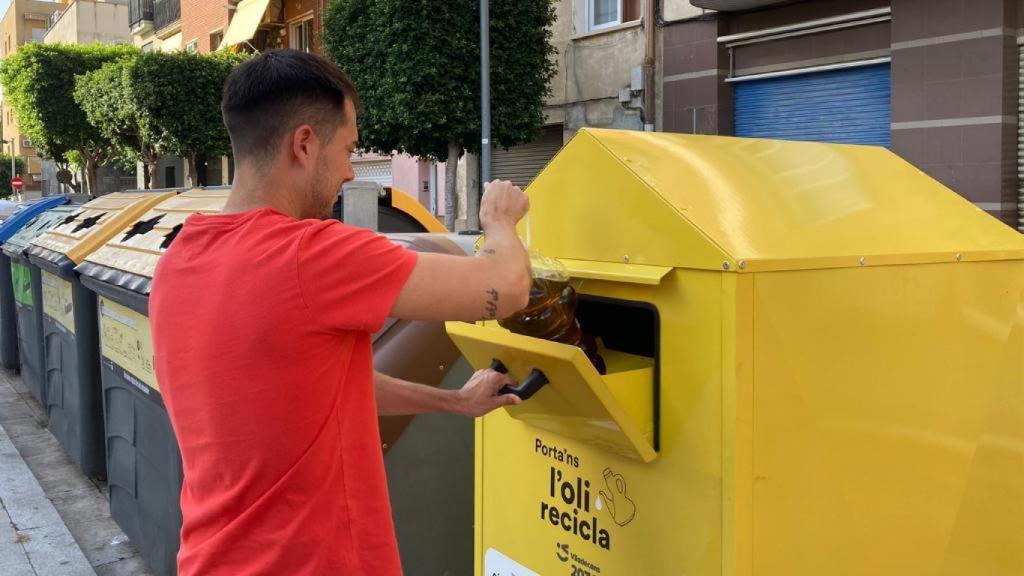 Una persona utilitzant els contenidors de Viladecans