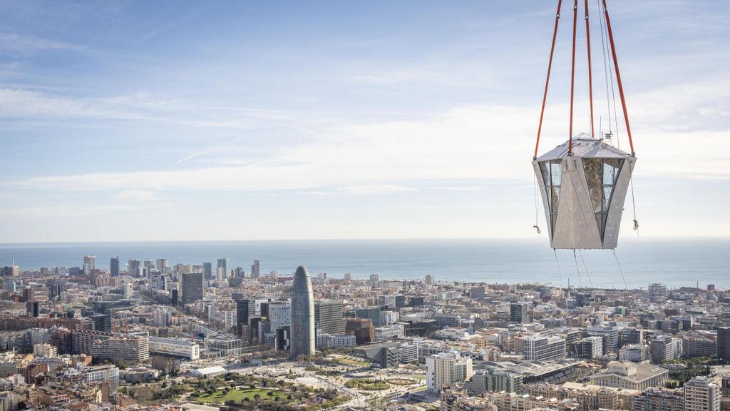 Instal·lació de la part superior de la Torre de Jesús de la Sagrada Família de Barcelona