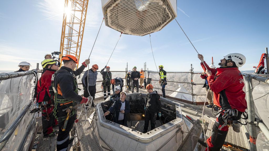 Instal·lació de la part superior de la Torre de Jesús de la Sagrada Família de Barcelona