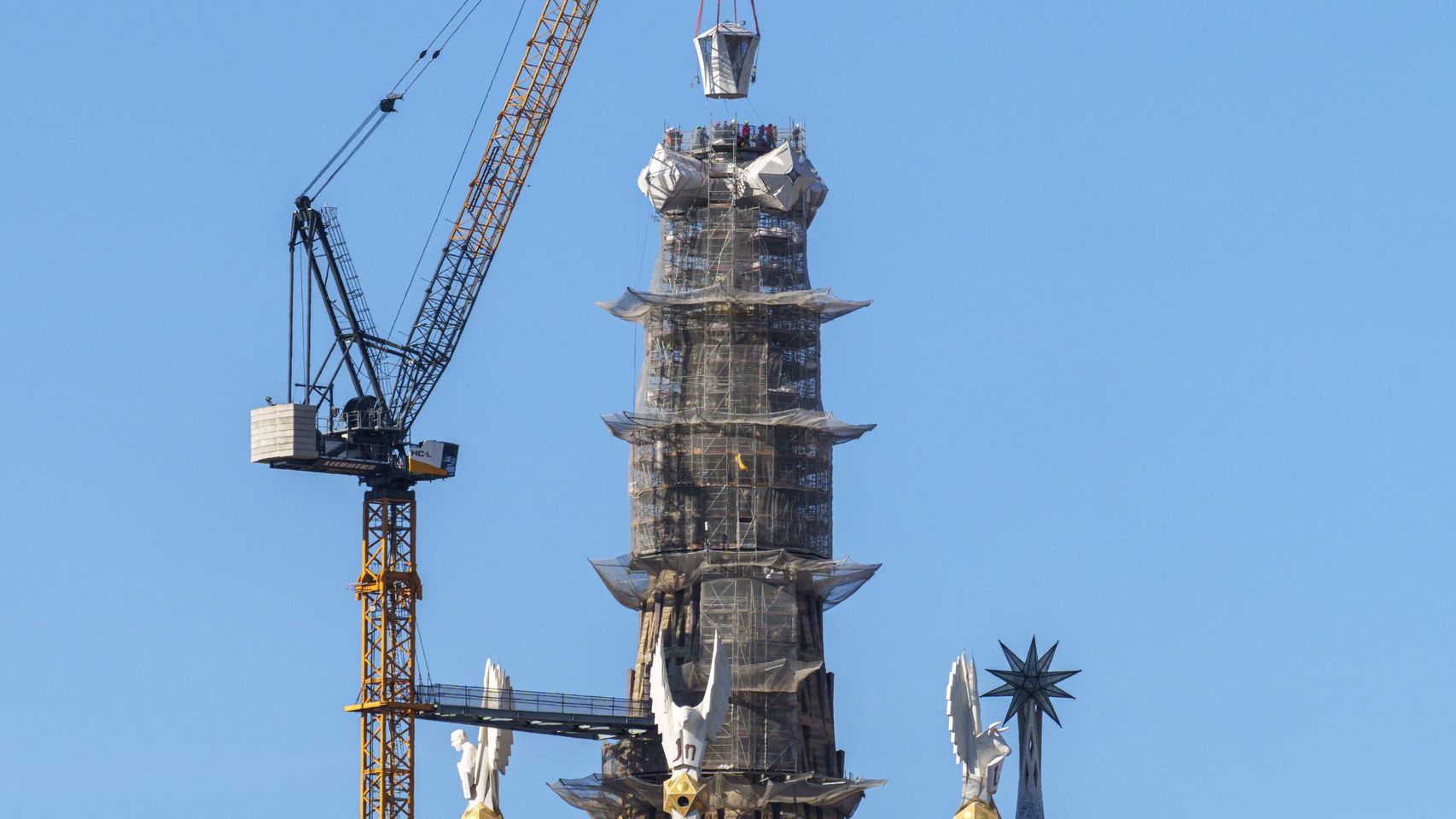 Instalación de la parte superior de la Torre de Jesús de la Sagrada Família de Barcelona