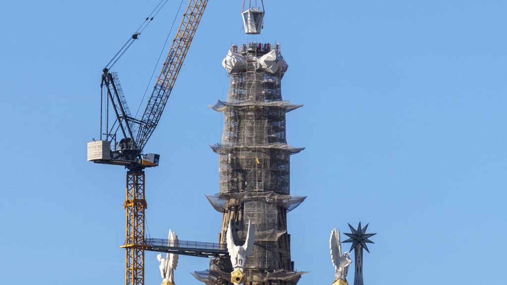 Instal·lació de la part superior de la Torre de Jesús de la Sagrada Família de Barcelona