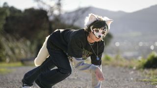 El fenómeno 'therian' aterriza en Barcelona: jóvenes que se identifican como animales se citan en el Arc de Triomf