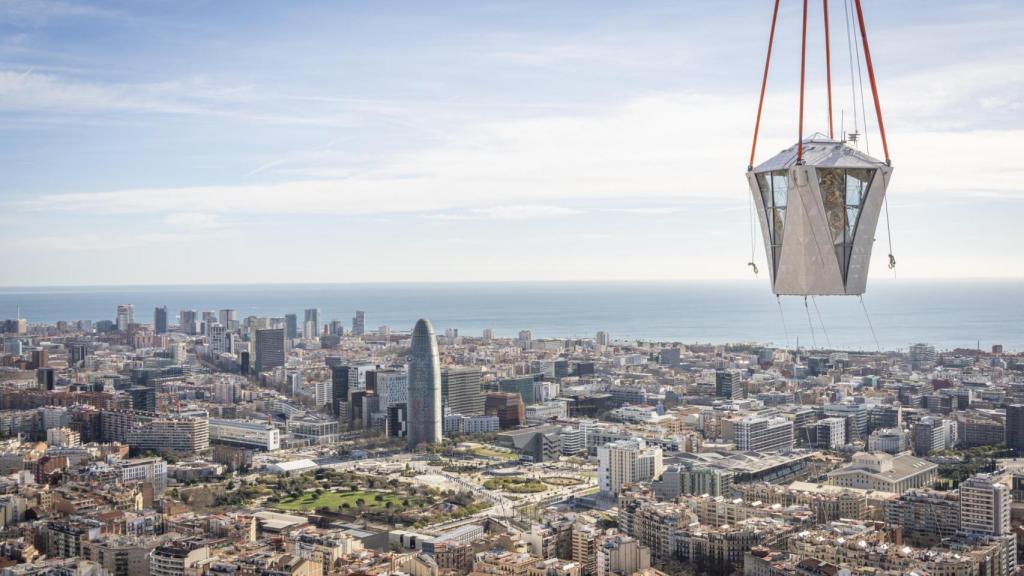 Instalación de la parte superior de la Torre de Jesús de la Sagrada Família de Barcelona