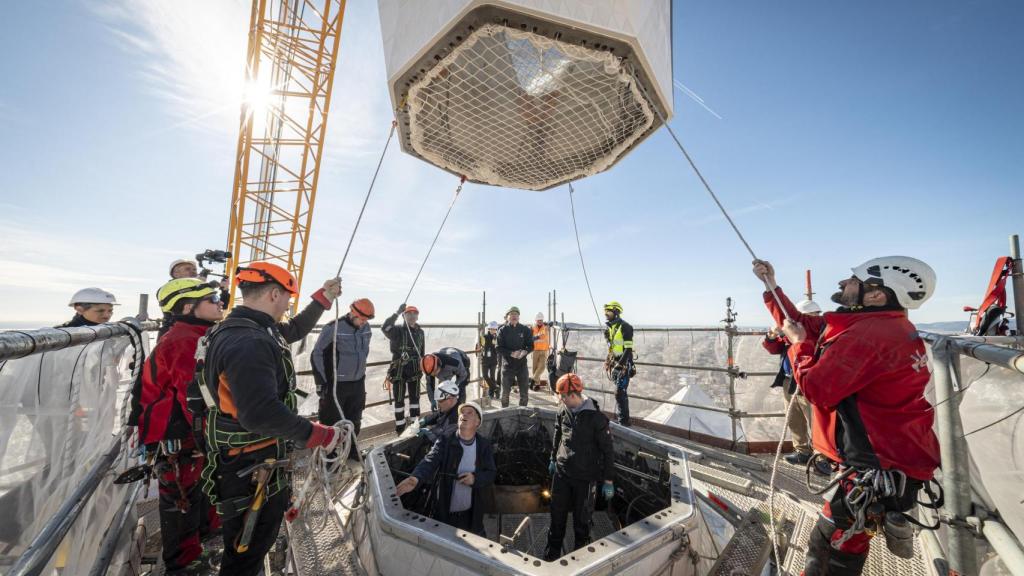 Instalación de la parte superior de la Torre de Jesús de la Sagrada Família de Barcelona