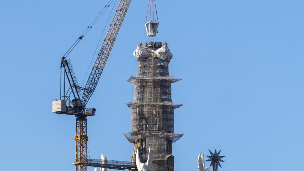 Instalación de la parte superior de la Torre de Jesús de la Sagrada Família de Barcelona