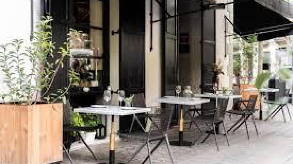 L'exterior del restaurant Mont bar en una imatge d'arxiu