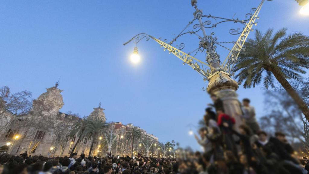 Milers de joves es concentren a l'Ara de Triomf per una quedada de 'therians'