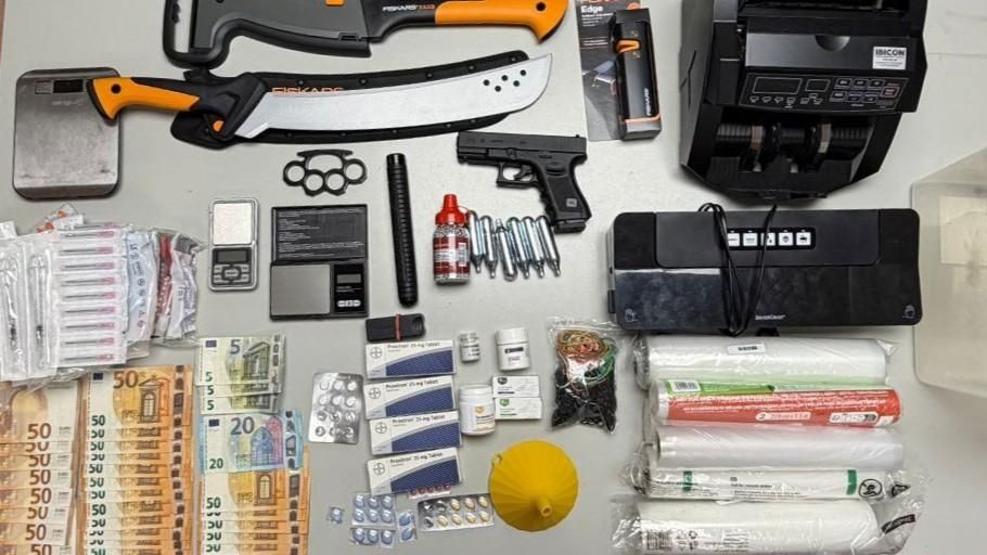 Anabolizantes, armas y otros objetos decomisados por los Mossos
