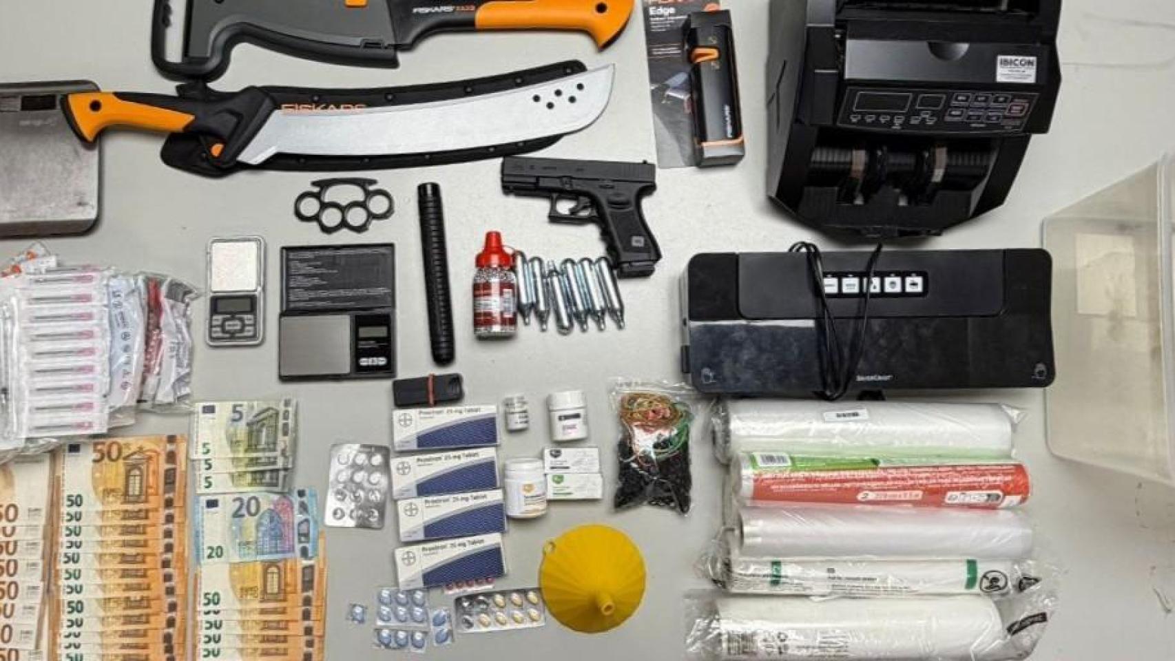 Anabolizantes, armas y otros objetos decomisados por los Mossos