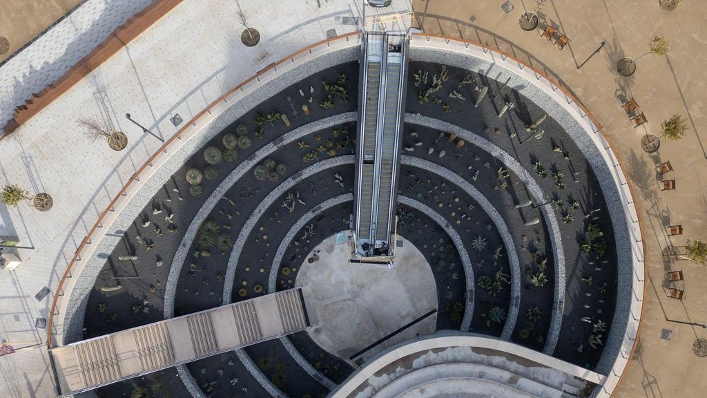 Vista aèria del jardí d'immersió del nou parc de les Glòries que té una grada com a mirador i dona accés al metro