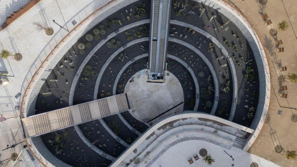 Vista aérea del jardín de inmersión del nuevo parque de las Glòries que tiene una grada como mirador y da acceso al metro