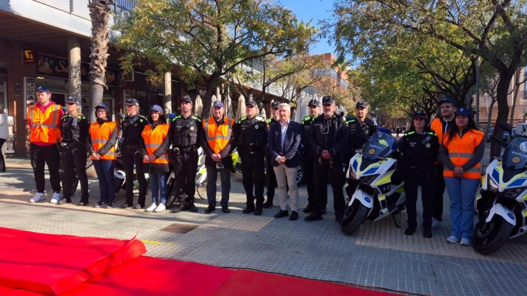 El alcalde de Esplugues, Eduard Sanz, junto a los serenos y a efectivos de la Policía Local