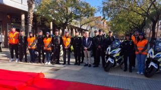 El alcalde de Esplugues, Eduard Sanz, junto a los serenos y a efectivos de la Policía Local