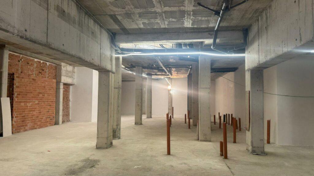 Baix de la promoció Les Palmeres del Raval on es construirà una pista provisional