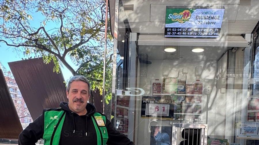 Julián Marcelo Gómez, el agente de la ONCE que ha repartido 1,5 millones de euros en el barrio de Navas de Barcelona con el 'Sueldazo' del Fin de Semana