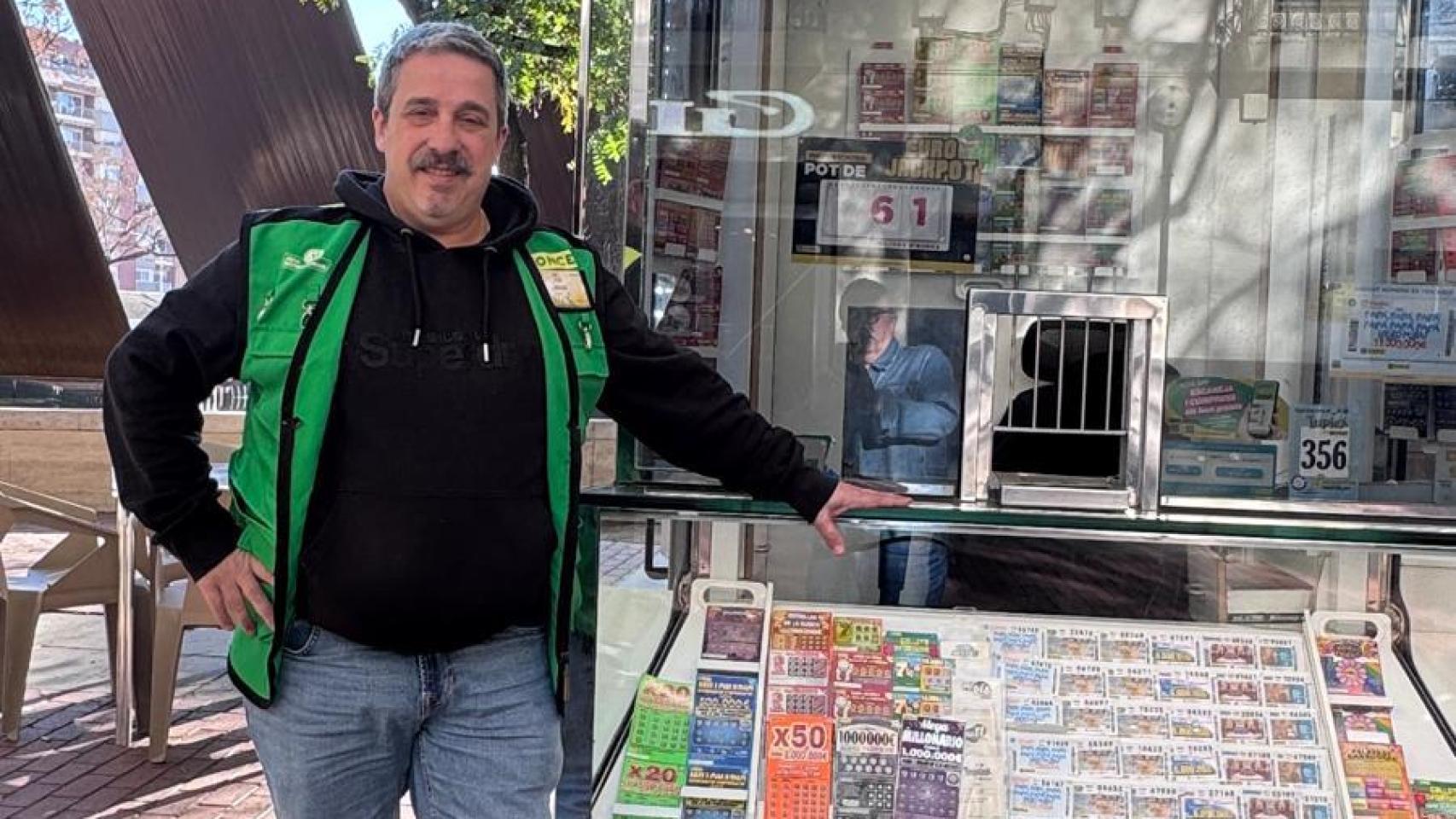 Julián Marcelo Gómez, el agente de la ONCE que ha repartido 1,5 millones de euros en el barrio de Navas de Barcelona con el 'Sueldazo' del Fin de Semana