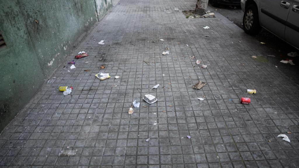 Suciedad de la calle Estrelles del barrio de La Mina