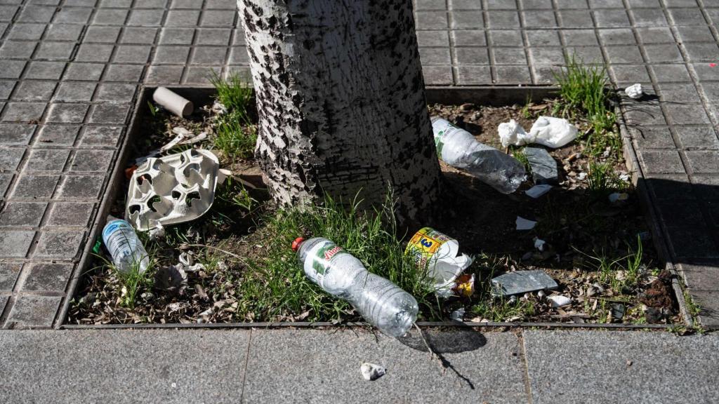 Suciedad de la calle Estrelles del barrio de La Mina