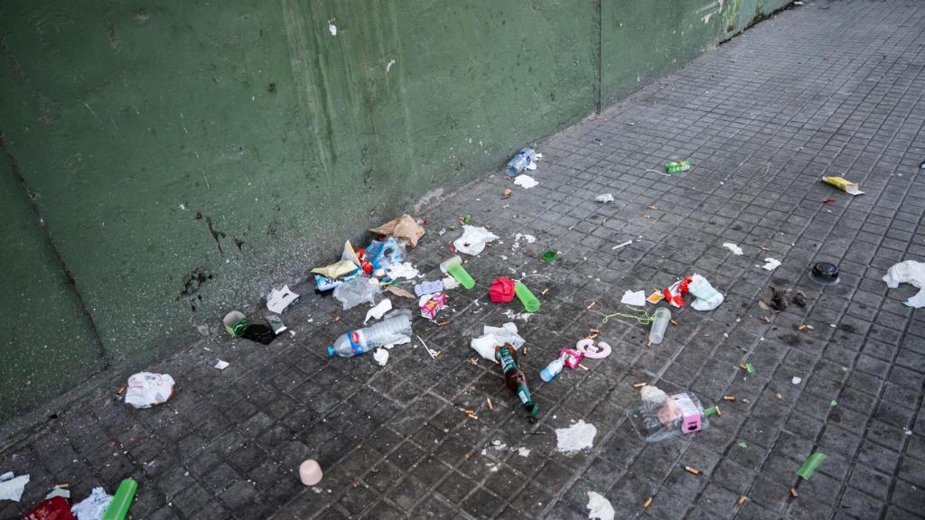 Suciedad de la calle Estrelles del barrio de La Mina