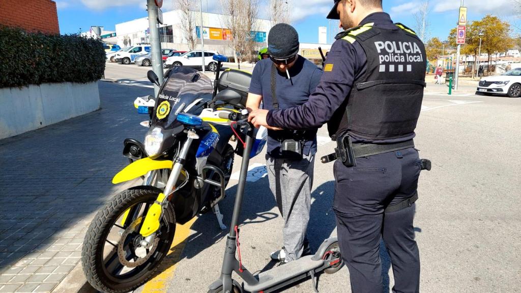 Un agent de la Policia Local de Montgat en un control de seguretat