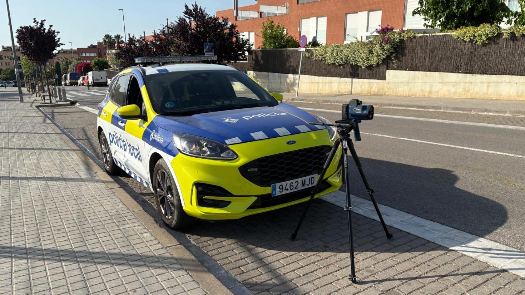 Un vehículo policial y un radar en Montgat