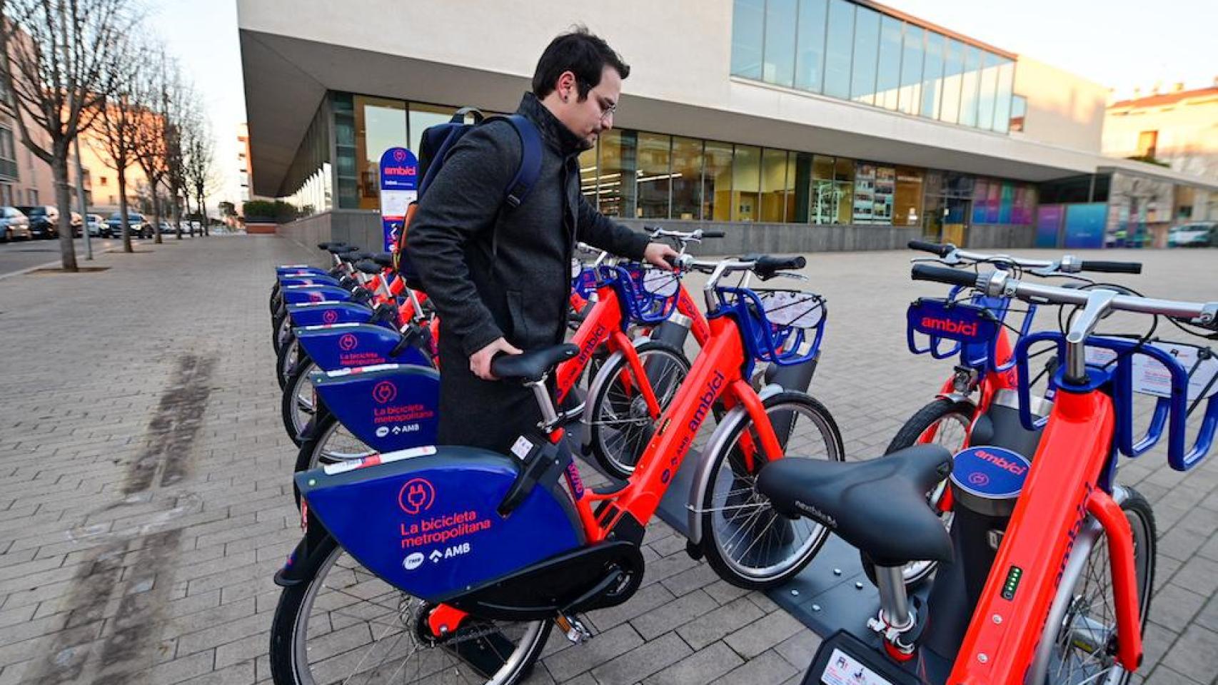 Un usuario de AMBici en Sant Joan Despí