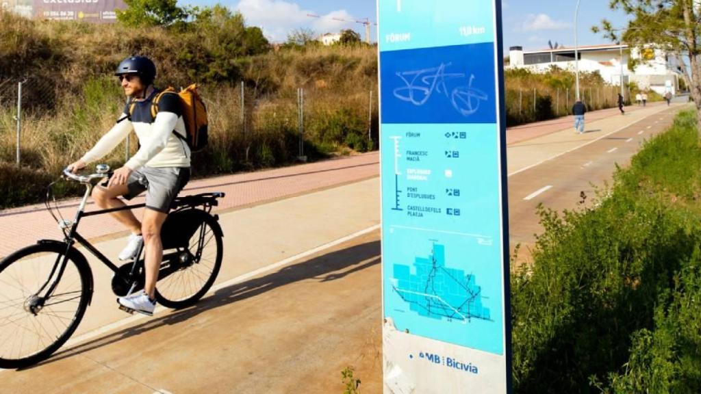 Ciclista en el área metropolitana de Barcelona