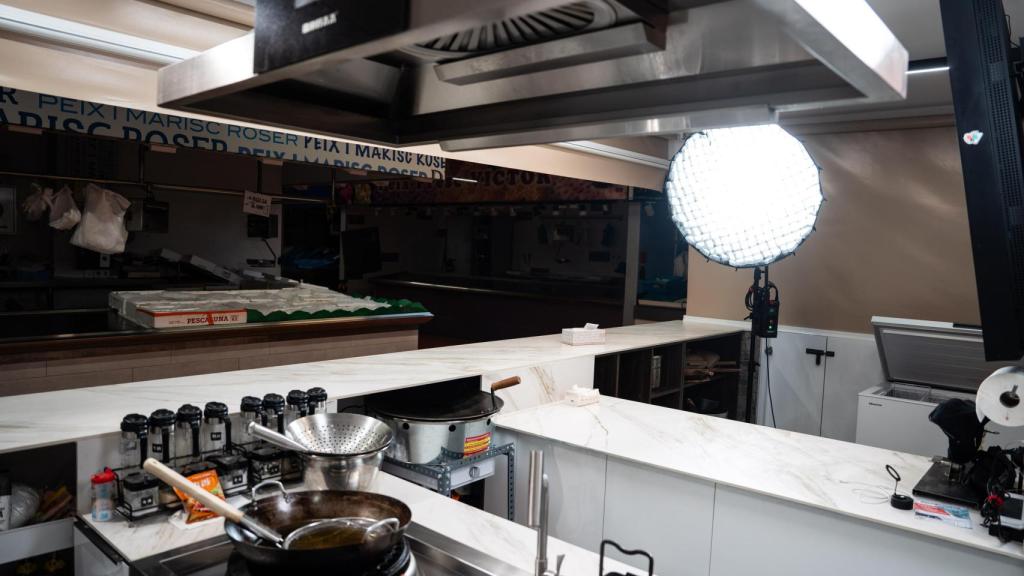 Cocina de L'Obrador d'en Ting en el Mercat del Fondo de Santa Coloma