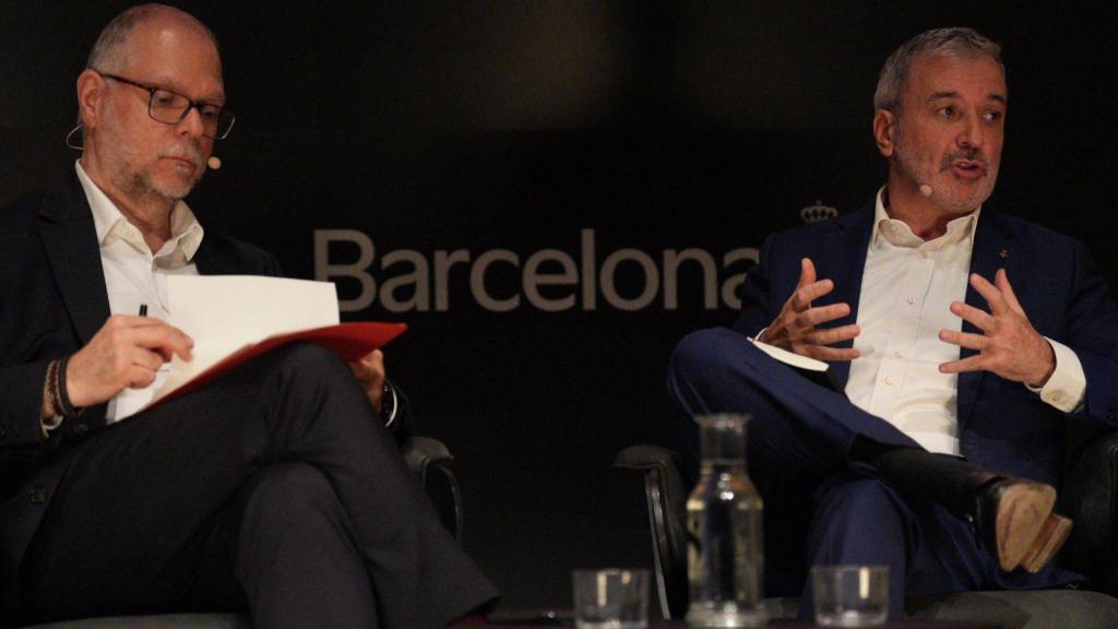 Jaume Collboni durante el acto 'L'alcalde respon' 2026, con Joan Maria Morros, decano del Colegio de Periodistas