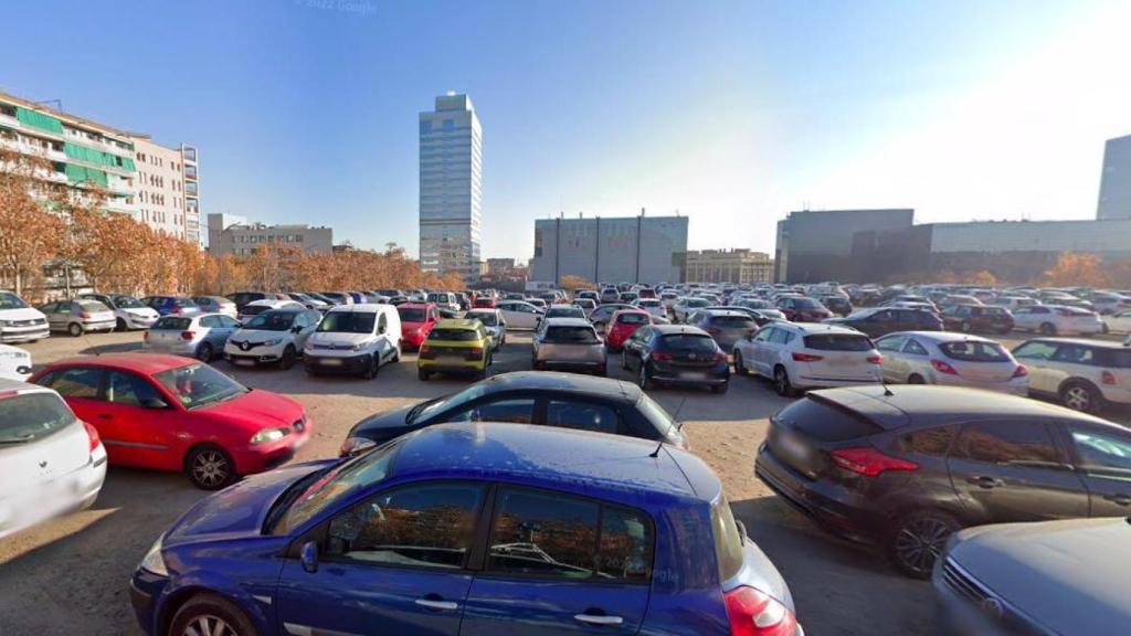 Sabadell arranca la transformación del parking gratuito de tierra del Eix Macià: más de 200 plazas, asfaltado y videovigilado