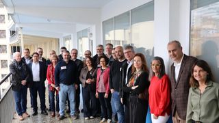 Representantes de familias, profesores y escuelas de la concertada en la Salle de Gràcia para exigir más financiación