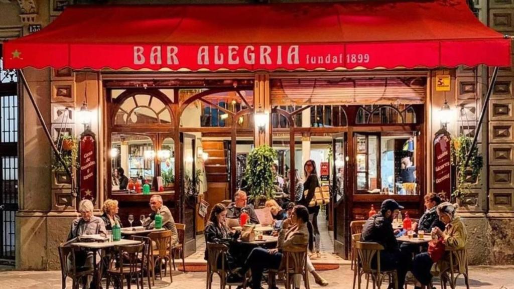 Bar Serra, al carrer Francesc Layret de Badalona