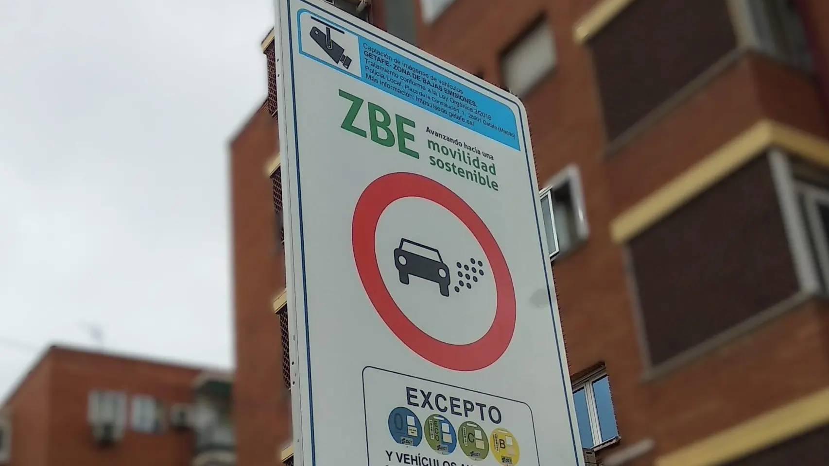 Un cartel de la Zona de Bajas Emisiones en una imagen de archivo