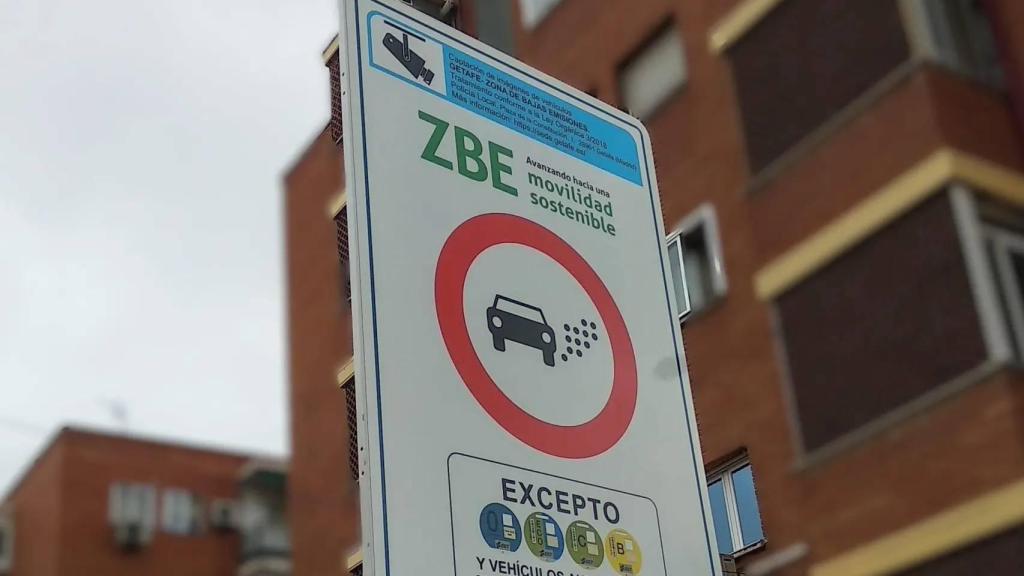 Un cartel de la Zona de Bajas Emisiones en una imagen de archivo