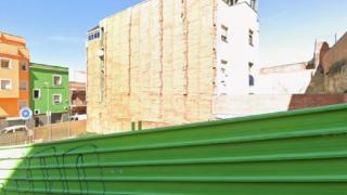 Santa Coloma cede solares en el barrio de Santa Rosa para crear cuatro edificios de vivienda social