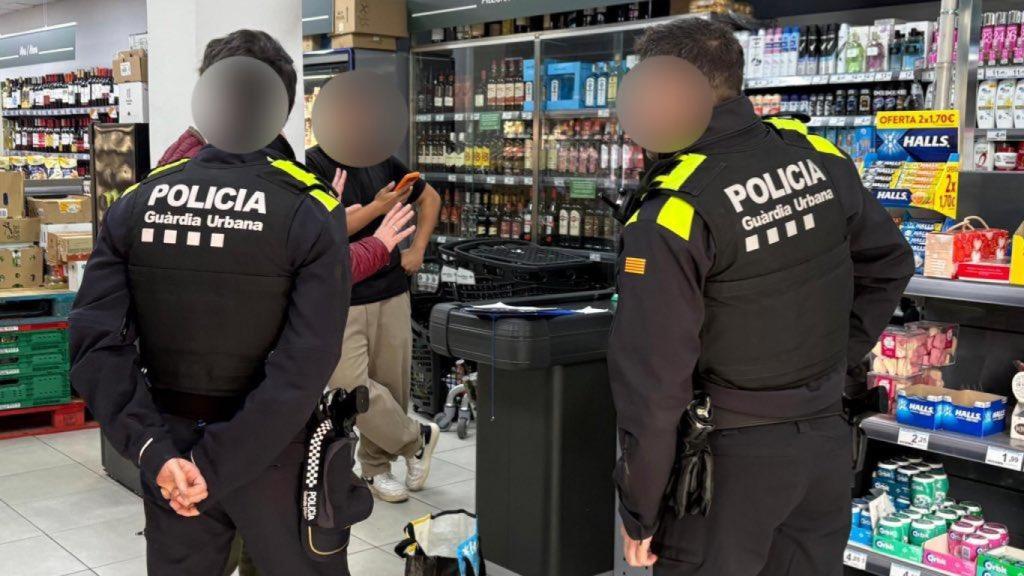 Guàrdia Urbana precintant el supermercat sense llicència de Badalona