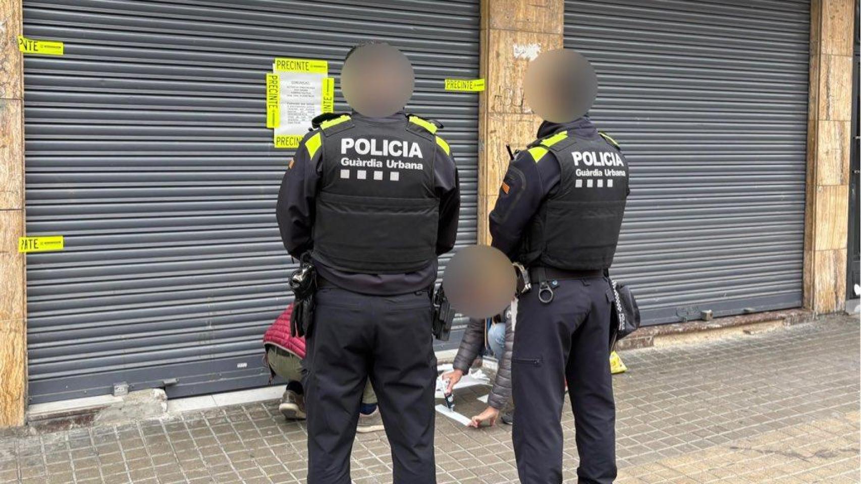 La Guardia Urbana precintando un nuevo local de Artigues