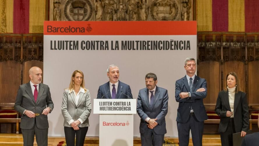 Daniel Sirera (PP), Maria Eugènia Gay (PSC), Jaume Collboni (PSC), Albert Batlle (PSC) y Jordi Martí Galbis (Junts) en un acto de celebración por la aprobación de la ley contra la multirreincidencia